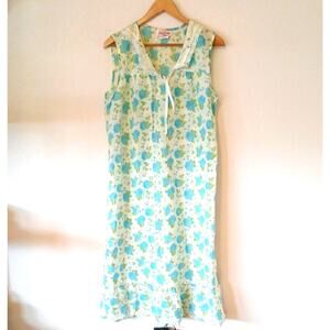 Vintage Lady Lindsay Sleeveless Nightgown With Blue Roses